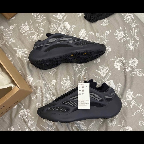 Yeezy size 8.5 men “dark glow” authentic only! - Picture 2 of 3